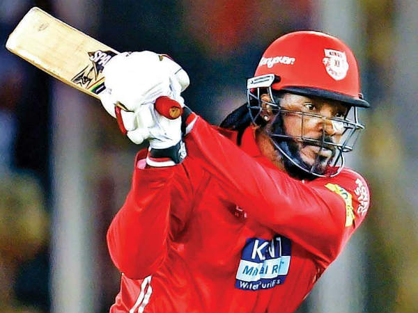 మిడ్ వికెట్ మీదుగా బౌండరీ