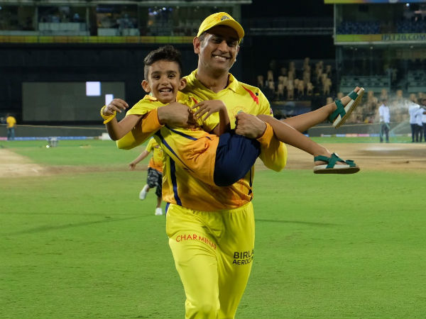 పిల్లలతో ధోనీ సందడి: