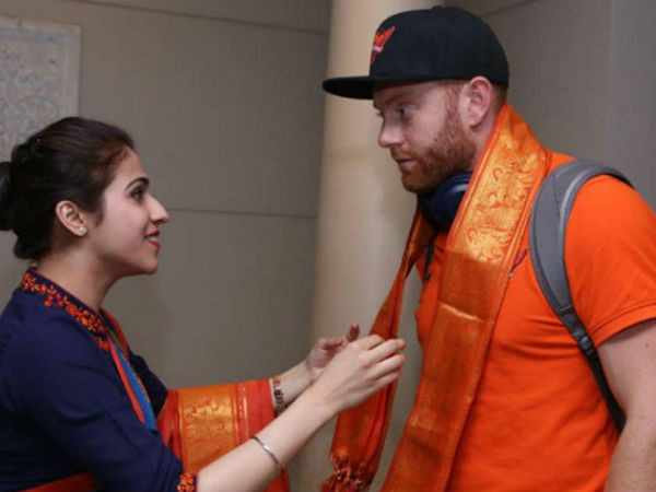 శాలువాలతో సత్కరించిన హోటల్ యువతి