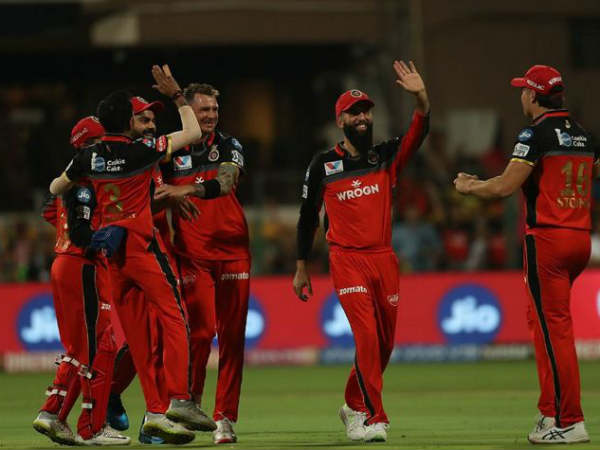 పవర్ ప్లేలో డేల్ స్టెయిన్ బాగా బౌలింగ్ చేస్తాడు