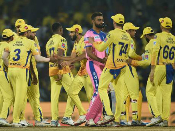 ఫ్రీహిట్ బంతికి రెండు పరుగులు చేసిన ధోని