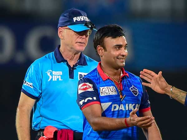 స్టంప్స్కు అడ్డంగా పరుగెత్తిన అమిత్ మిశ్రా
