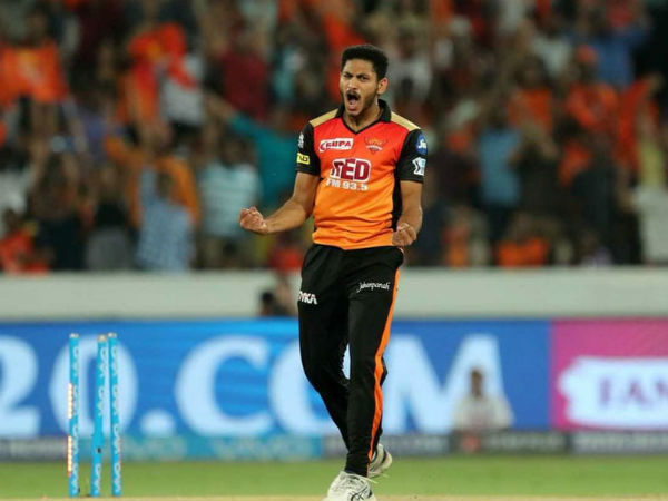 బసిల్ థంపి బౌలింగ్ ఎకానమీ 9.7