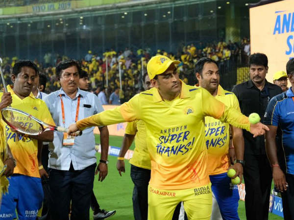 ఆటోగ్రాఫ్ చేసిన బంతుల్ని