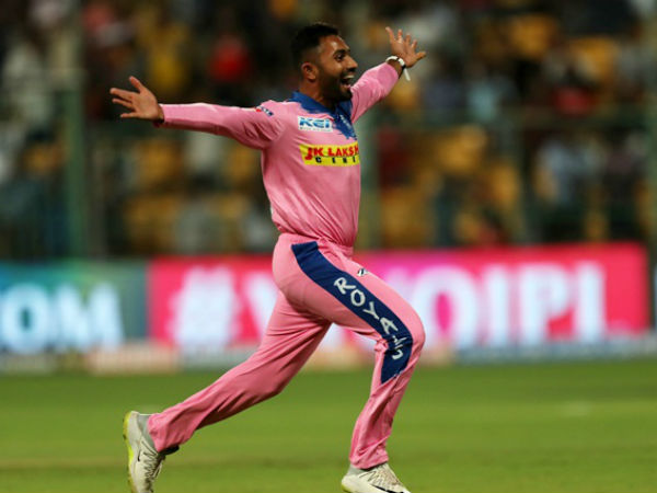 మొదటి ఓవర్లో 23 పరుగులు రాబట్టిన ఆర్సీబీ ఓపెనర్లు