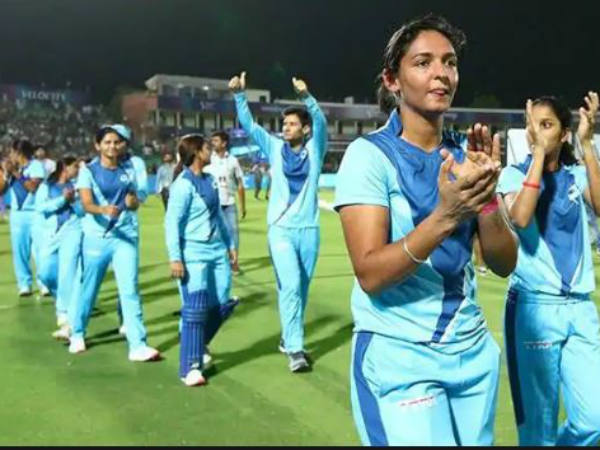 ఆఖరి బంతికి ఫోర్ బాది జట్టుకు విజయం