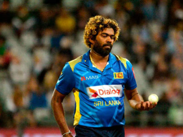 నాలుగు బంతులు.. నాలుగు వికెట్లు: