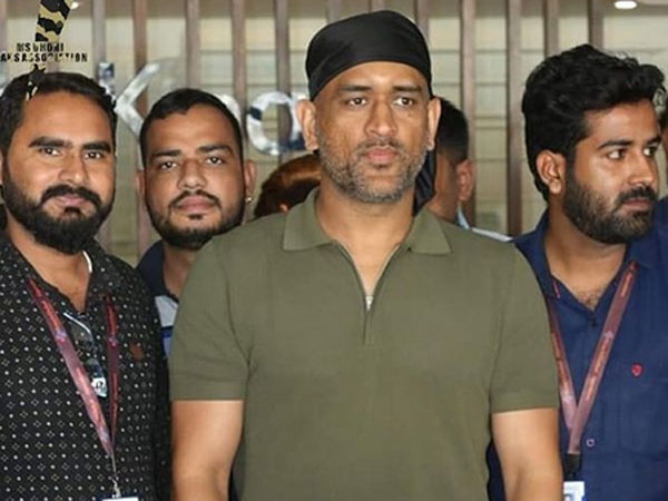 జైపూర్ విమానాశ్రయంలో మహీ: