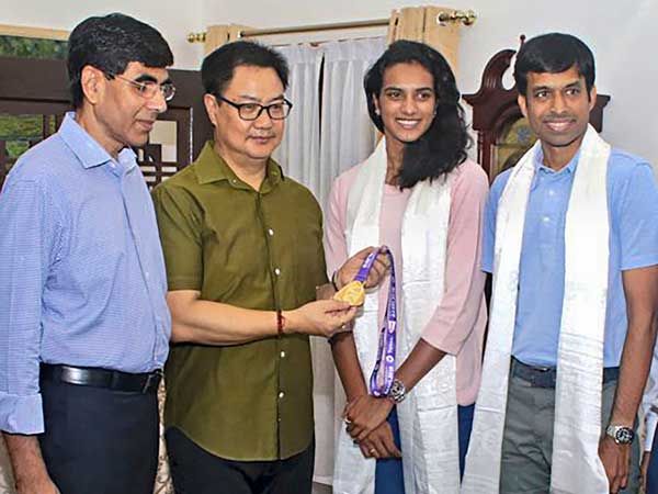 కిరణ్ రిజిజును కలిసిన సింధు:
