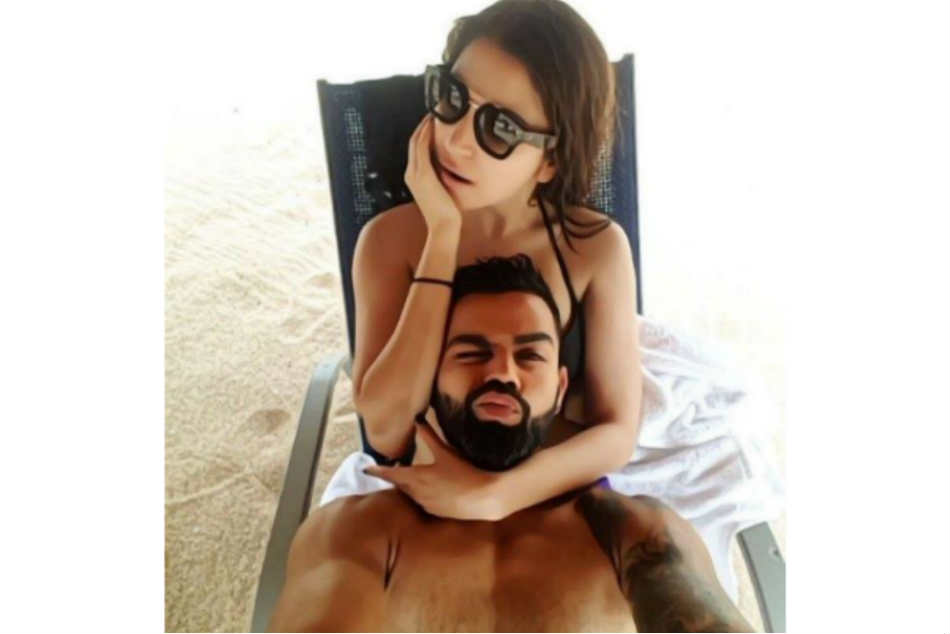Hilarious: Anushka Sharma With Virat Kohli in His Beach-side Pic Hilarious: Anushka Sharma With Virat Kohli in His Beach-side Pic