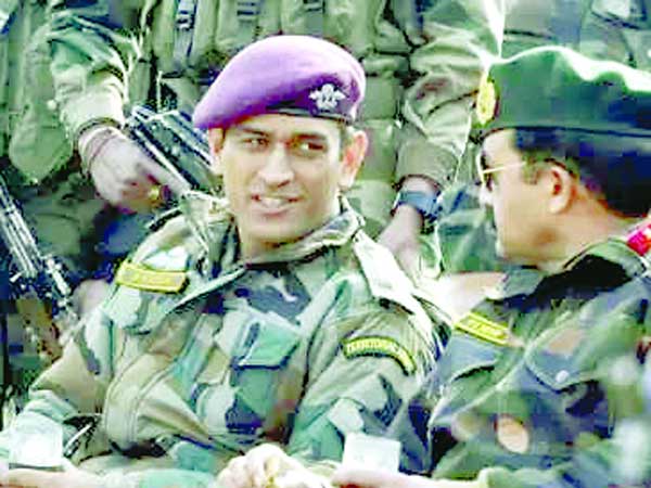 కొత్త కారులో ధోనీ షికారు: