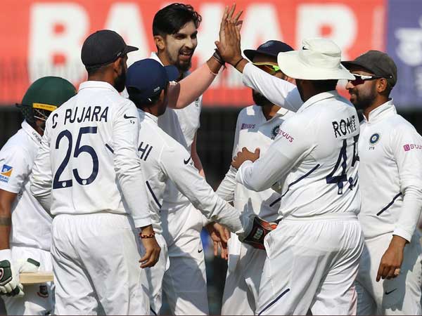 గులాబీ బంతే స్పష్టంగా కనిపిస్తుంది