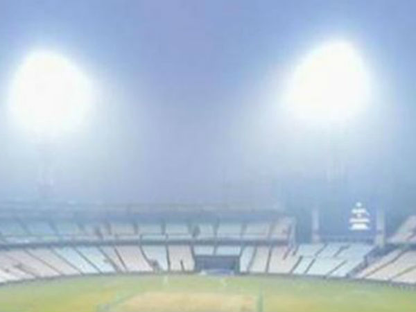 ఫ్లడ్లైట్ల వెలుతురులో