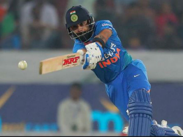 బంతిని గాల్లోకి పంపి