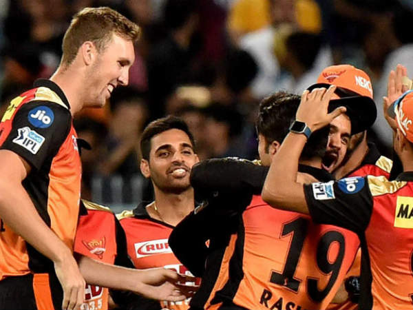 ఖాళీ మైదానాలైనా సరే.. ఫారిన్ ప్లేయర్స్ మాత్రం కావాలి..