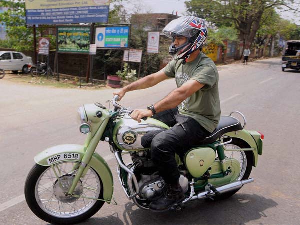 బైక్పై ధోనీ