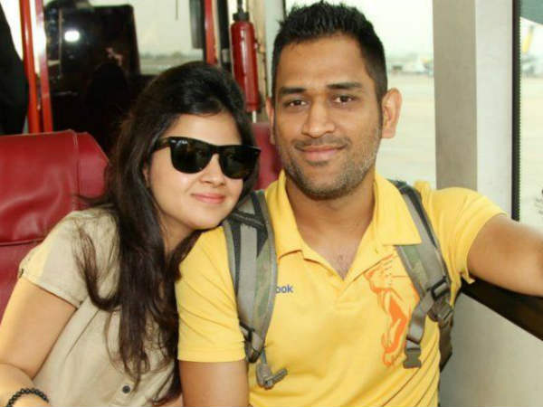 ధోనీ ఇటువైపు కన్నెత్తి చూడలేదు..