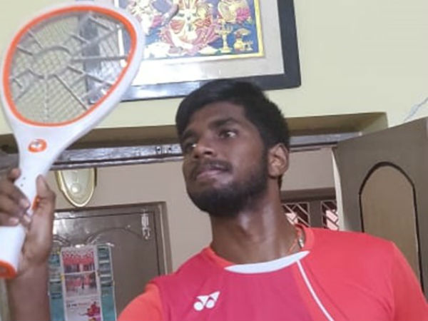 దోమలు కొట్టుకుంటున్న రాంకీరెడ్డి..