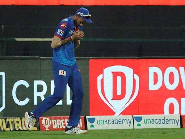 ధోనీతో అక్షర్ని పోల్చడమేంటి