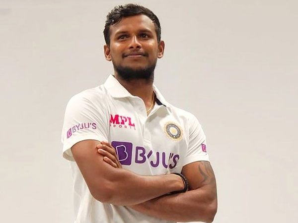 బ్యాట్, ప్యాడ్లు లేకుండానే..