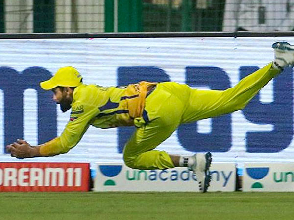 బంతే అతని చేతిలోకి వస్తుంది