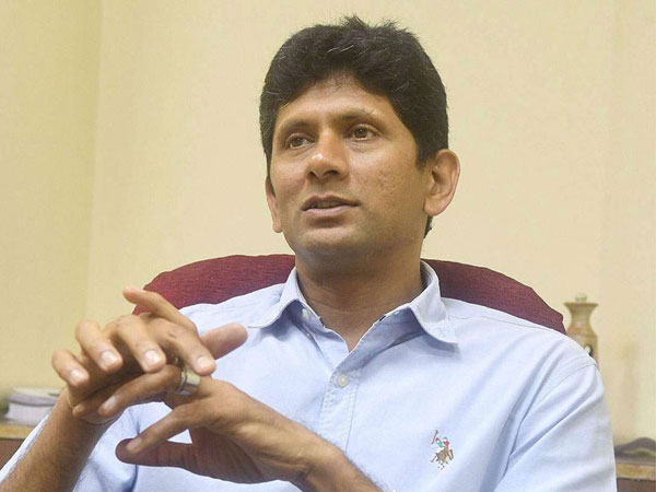 దూకుడుగా ఉంటాడు