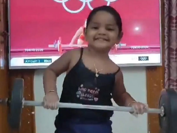 టీవీలో చూస్తూ