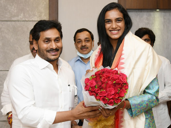 కనక దుర్గమ్మ అమ్మవారి సేవలో..