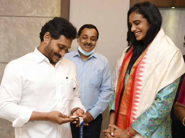 వైఎస్ జగన్తో భేటీ..