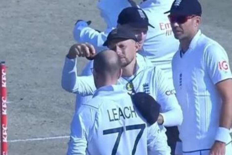 ENGvsPAK బాల్డ్ ట్యాంపరింగ్ చేసిన జో రూట్.. వైరల్ అవుతున్న వీడియో..! Joe Root tries to shine