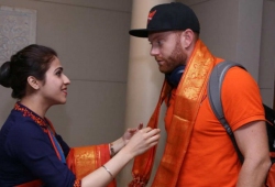 బెయిర్ స్టో ఫోటో వైరల్: ధోని-సాక్షితో పోలిక పెడుతూ నెటిజన్ల ట్వీట్లు